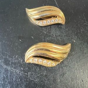 ONE PRE-OWNED PAIR OF 2” GOLDTONE AVON BRAND CLIP ON EARRINGS W/CLEAR CZS CTM2
